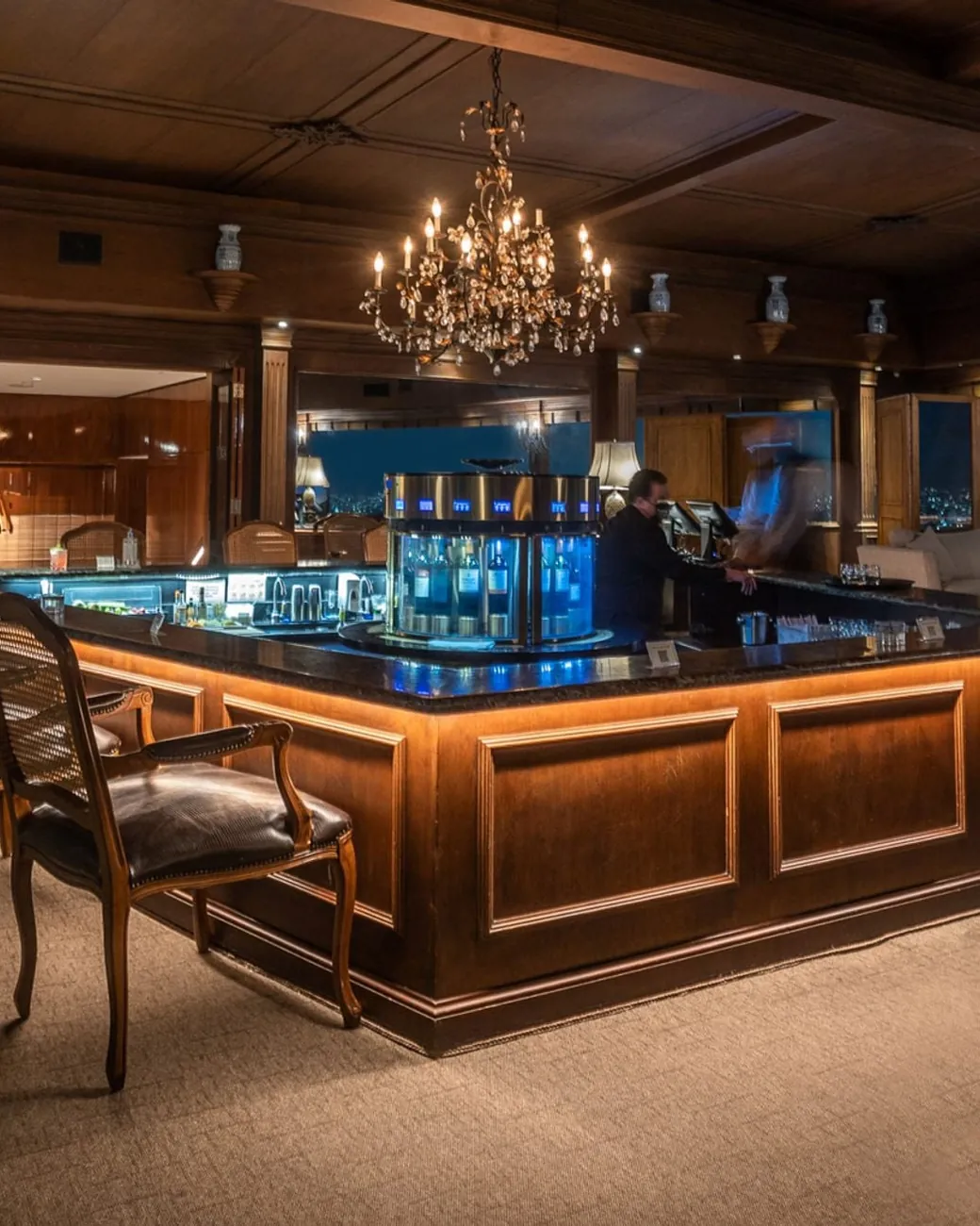 Die Theke der Piano Bar im Terraço Itália am Abend, beleuchtet unter einem Kristallleuchter